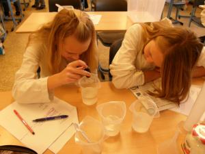 laboratoř plná vody