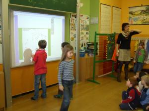 Děti si vyzkoušely práci na interaktivní tabuli