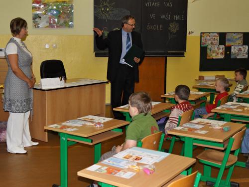 Ředitel školy představuje dětem paní učitelku Hanu Švarcovou.