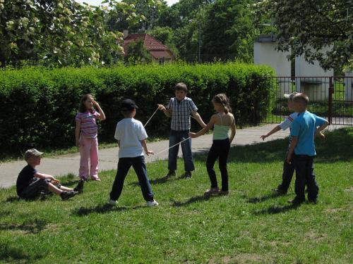 Děti z družiny na školní zahradě