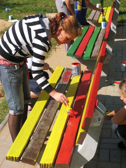 8.AB - Žáci natírali lavičky v okolí školy