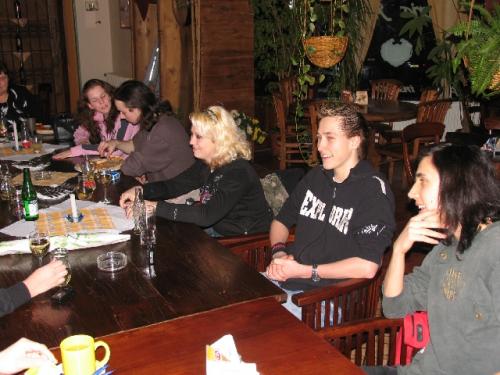 V chomutovské pizzerii se&nbsp;v pátek 16.&nbsp;února 2007&nbsp;v podvečer sešli žáci z&nbsp;9.A kteří na&nbsp;naší škole skončili školním rokem 2004&nbsp;- 2005
(zprava)Ivan Hašek, Michal Ďurica a&nbsp;Zuzana Lukšíková
