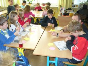 Aby se práce zdařila, je potřeba papír přesně překládat...