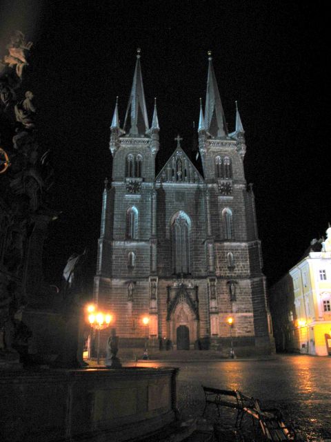 Ve středu 7.&nbsp;listopadu 2007&nbsp;v podvečer nás přivítala Mekka českých loutkářů - Chrudim.

Krásně nasvícený kostel - Arciděkanský chrám Nanebevzetí Panny Marie je v&nbsp;horní části historického náměstí.