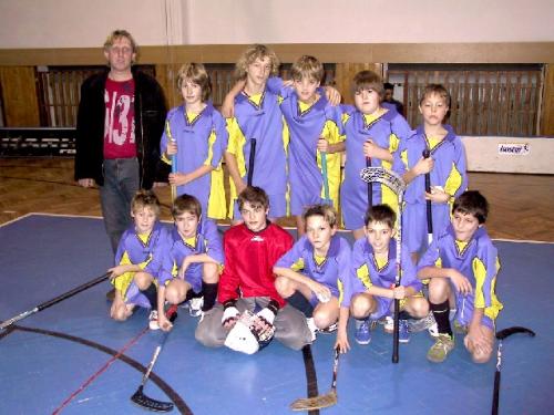 Středa 29.&nbsp;listopadu 2006&nbsp;- v&nbsp;naší tělocvičně se&nbsp;uskutečnilo okresní finále ve&nbsp;florbalu mladších žáků 6.&nbsp;- 7.&nbsp;tříd. Nejprve tu proběhla semifinálová skupina "A" a&nbsp;odpoledne potom finále pěti nejlepších mužstev. Přihlášeno bylo celkem 21&nbsp;mužstev - zúčastni