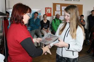 Eliška přebírá diplom a gratulace od organizátorky soutěže.