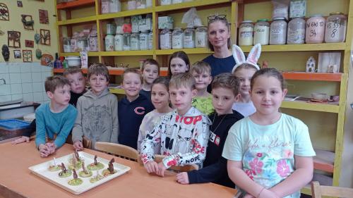Třídy na velikonoční návštěvě v keramické dílně