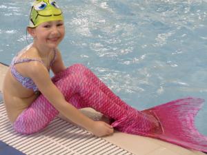 Poslední plaveckou hodinu si děti obzvláště užily. Mohly si přinést různé vodní hračky. Eliška se tak proměnila ve vodní pannu.