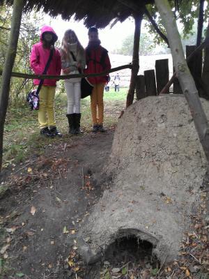 Holky okukují pravěkou pec